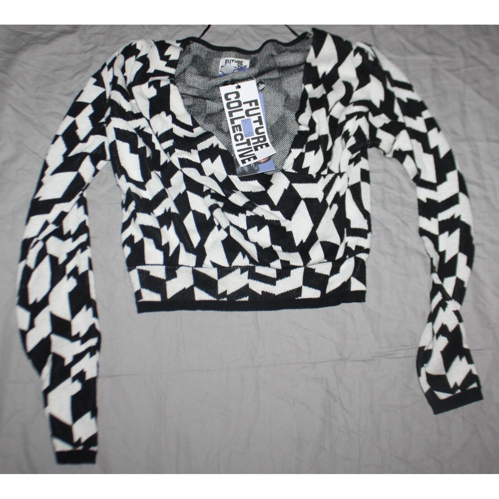 Future Collective Women's Size XXS Long Sleeve V-Neck Sweater Black White